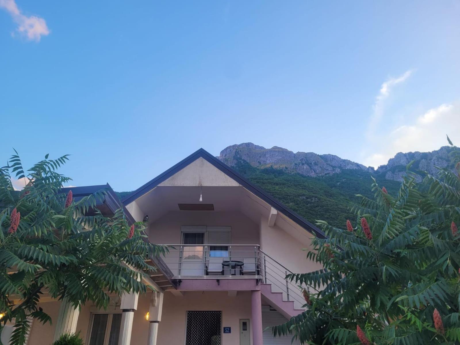 Lola Guest House Vuthaj エクステリア 写真