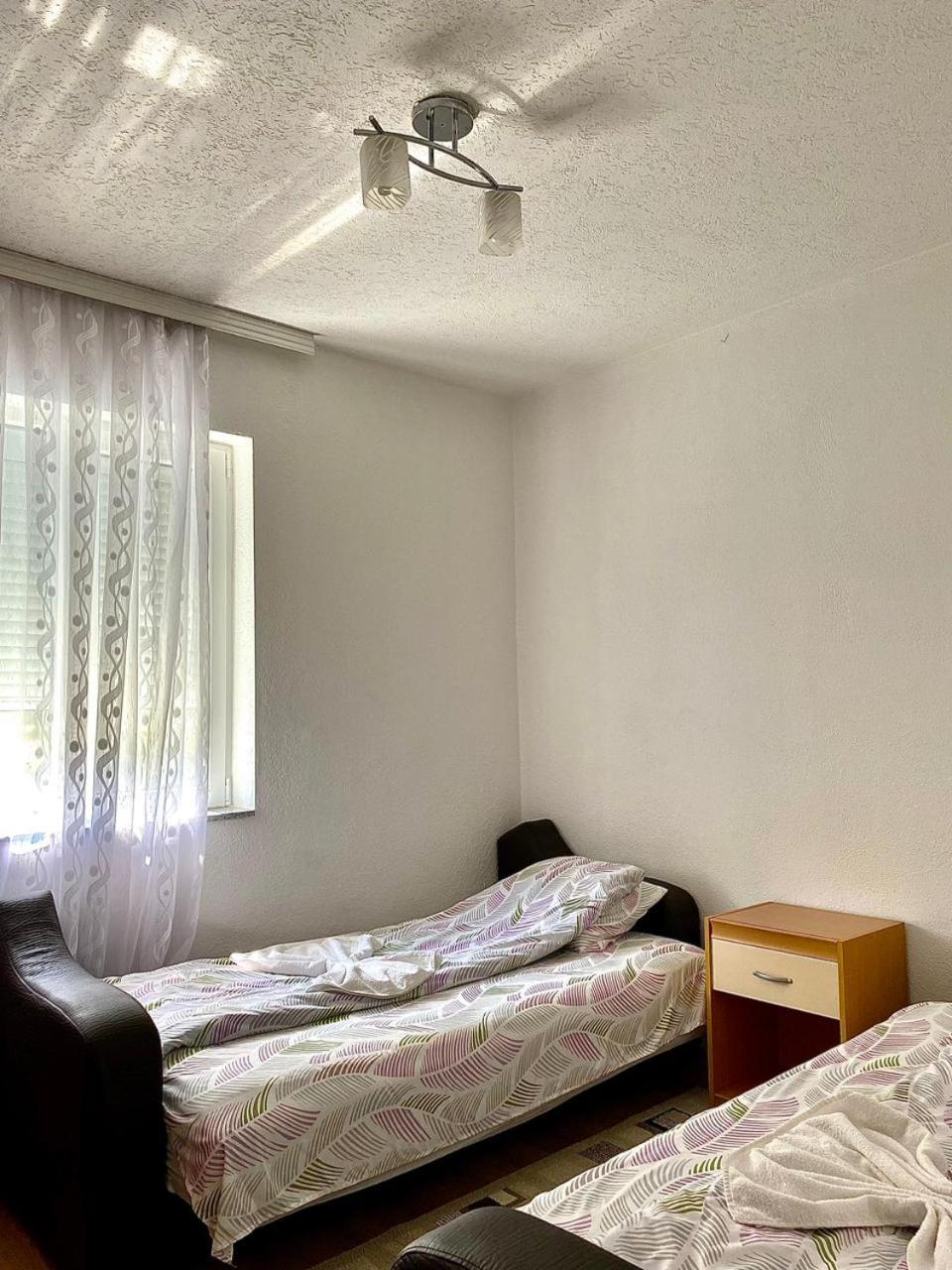 Lola Guest House Vuthaj エクステリア 写真